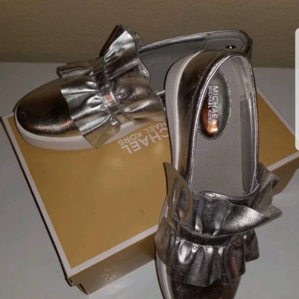 Slip-on tennis shoes